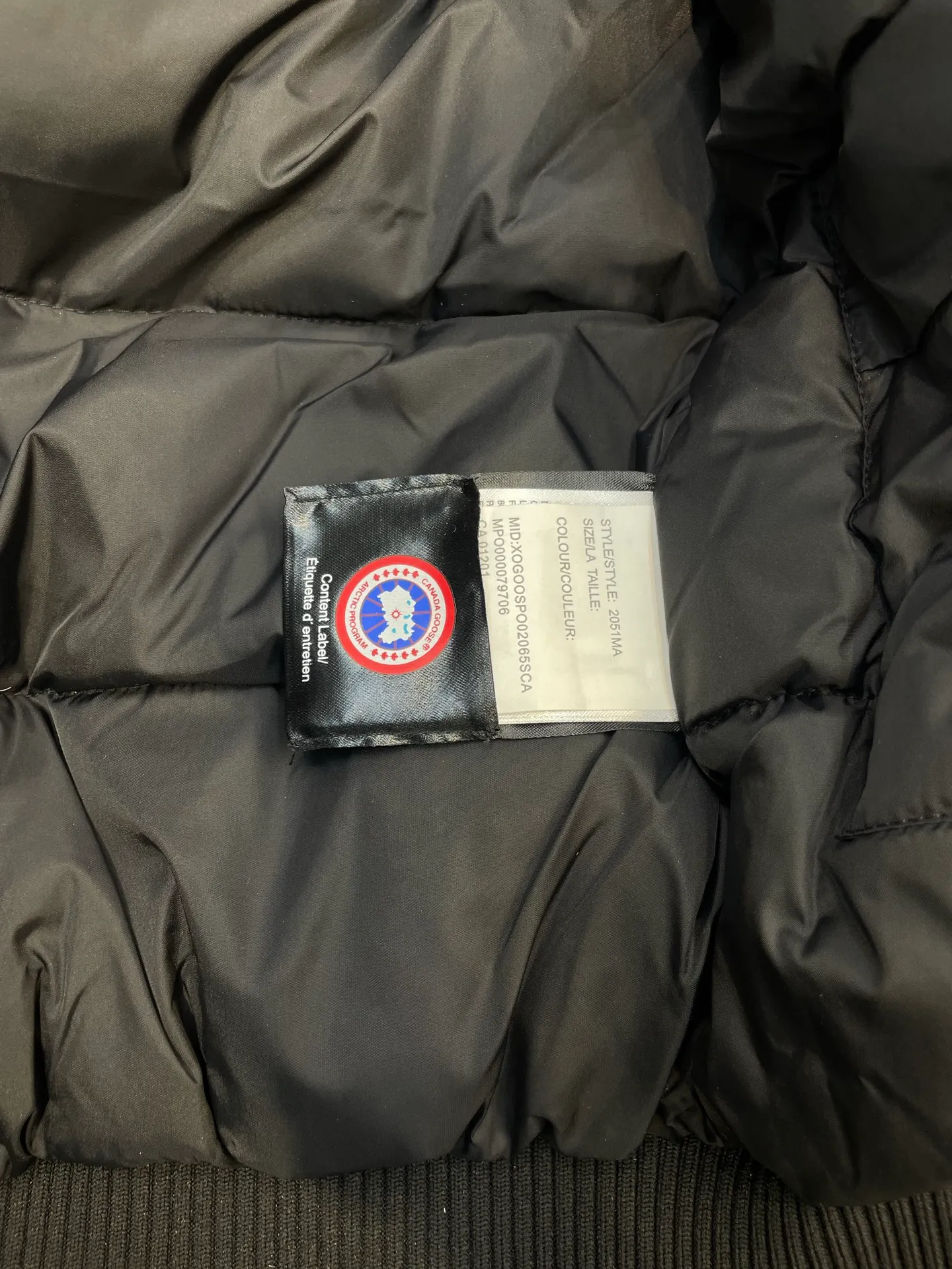 P780 high-end version Canada Goose Canada Goose #Chilliwack 7999M bomber jacket short down jacket/01 model #Men and Women Same Style# ➖ Genuine synchronous anti-counterfeiting chip sensor! ➖ Imported 21S polyester-cotton blended original fabric [last year’s 16S/18S hard fabrics have been completely eliminated, this year all use 21S genuine synchronous fabrics, the soft mid-strap feels delicate and textured], genuine synchronous Feather-Light 10D waterproof coating fabric, made of 84.5 polyester fiber and 15.5 cotton, 100% the best feel in the entire network! ➖ The genuine official website is synchronized with the national standard 80 white duck down, you can check the official website customer service, there will never be a series of misleading claims such as 90 down or goose down! ➖ Using the best nylon lining with double double-layer sealing design, velvet-proof No. 7 needle + grid-filled down ready-made garments, there is 100% no so-called velvet running! ➖ The cuffs are designed with thickened seamless threads, and the collar and pockets are lined with top-quality polar fleece to keep you warm and comfortable! ➖ Yoshida YKK provides original custom-made electroplated sliders. YKK two-way lockable zippers are tight and smooth and will not peel off paint! ➖ 3M composite guarantees that the Velcro is the same as the original, durable, and all accessories and hardware are custom-made! ➖ Imported BEHRINGER embroidery machine to customize the 10,000-needle embroidery logo, 98% of which can be reproduced to restore the original logo. You can check and compare on the official website! ➖ The fur collars are all made of large pieces of Western Canadian blue wolf hide, ensuring that each fur collar is 13-15cm wide!   Size:XS-XXL